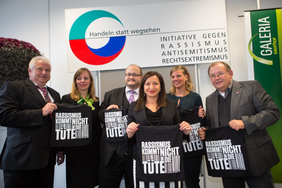 Nils Busch-Petersen, Mitglied des Berliner Ratschlag für Demokratie. und die Senatorin für Arbeit, Integration und Frauen, Dilek Kolat:„Wir Demokratinnen und Demokraten müssen immer wieder deutlich machen, dass Rassismus und Menschenverachtung bei uns keinen Platz haben“, Galeria Kaufhof am Alexanderplatz