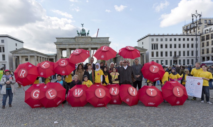 Vizepräsidentin des Deutschen Bundestages Petra Pau, der Präsident des Abgeordnetenhaus Berlin Ralf Wieland und Senatorin Dilek Kolat u. a. warben gemeinsam mit den „Respektfreunden“ für die Teilnahme am Projektwettbewerb »Respekt gewinnt!« und forderten Passanten zur Unterzeichnung der »Berliner Verpflichtung« auf.