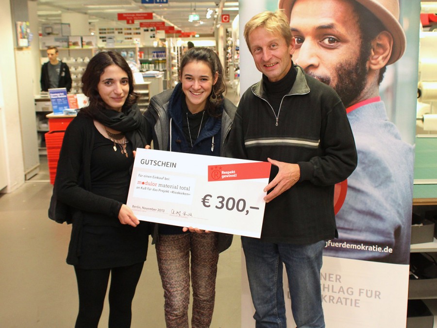 Christof Struhk, Geschäftsführer der Modulor GmbH in Kreuzberg übergibt den Preis.