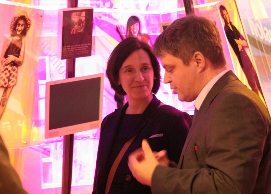 Berlins Senatorin für Integration, Arbeit und Soziales, 2010, Carola Bluhm im Anne Frank Zentrum, Berlin-Mitte über die Auseinandersetzung mit alten und neuen Formen des Antisemitismus.