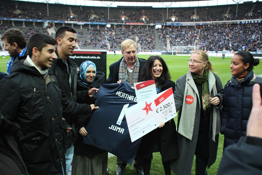 Respekt-gewinnt-Preisverleihung 2011, Berliner Olympiastadion, Hertha BSC, Günther Piening, Integrationsbeauftragter des Berliner Senats mit den Preisträgern