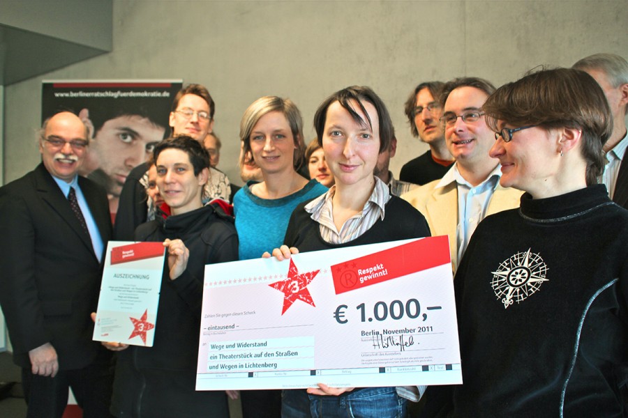 Stiftung Topographie des Terrors, Team „Wege und Widerstand“ nimmt den dritten Preis beim Projektwettbewerb „Respekt gewinnt!“, 2011, entgegen.