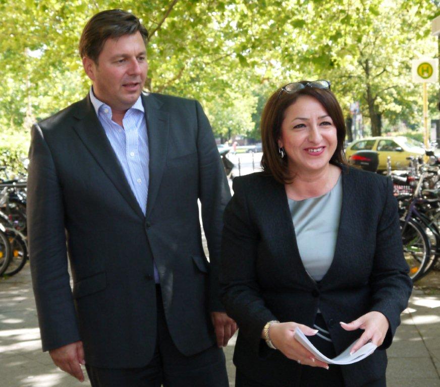 Mit ihrem Besuch, so Dilek Kolat, wolle sie einen Beitrag zur Anerkennung des erfolgreichen Engagements der Bürgerinnen und Bürger im Weitlingkiez leisten.