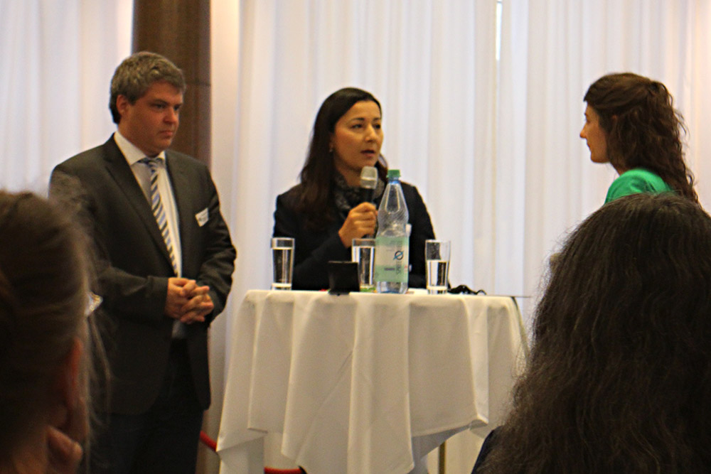 Thomas Heppener, Leiter des Referats Demokratie und Vielfalt im Bundesministerium für Familie, Senioren, Frauen und Jugend und Eren Ünsal, Leiterin der Antidiskriminierungsstelle Berlin LADS im Gespräch mit Moderatorin Miriam Janke.