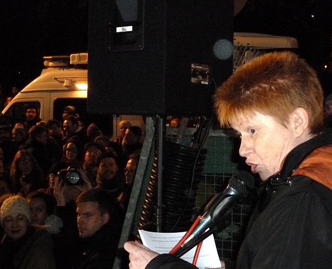 Petra Pau auf der Demo gegen Pegida am Brandenburger Tor, 05.01.15